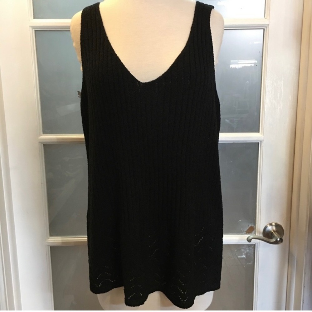 Plus Size black ribbed knit bottom detail tank